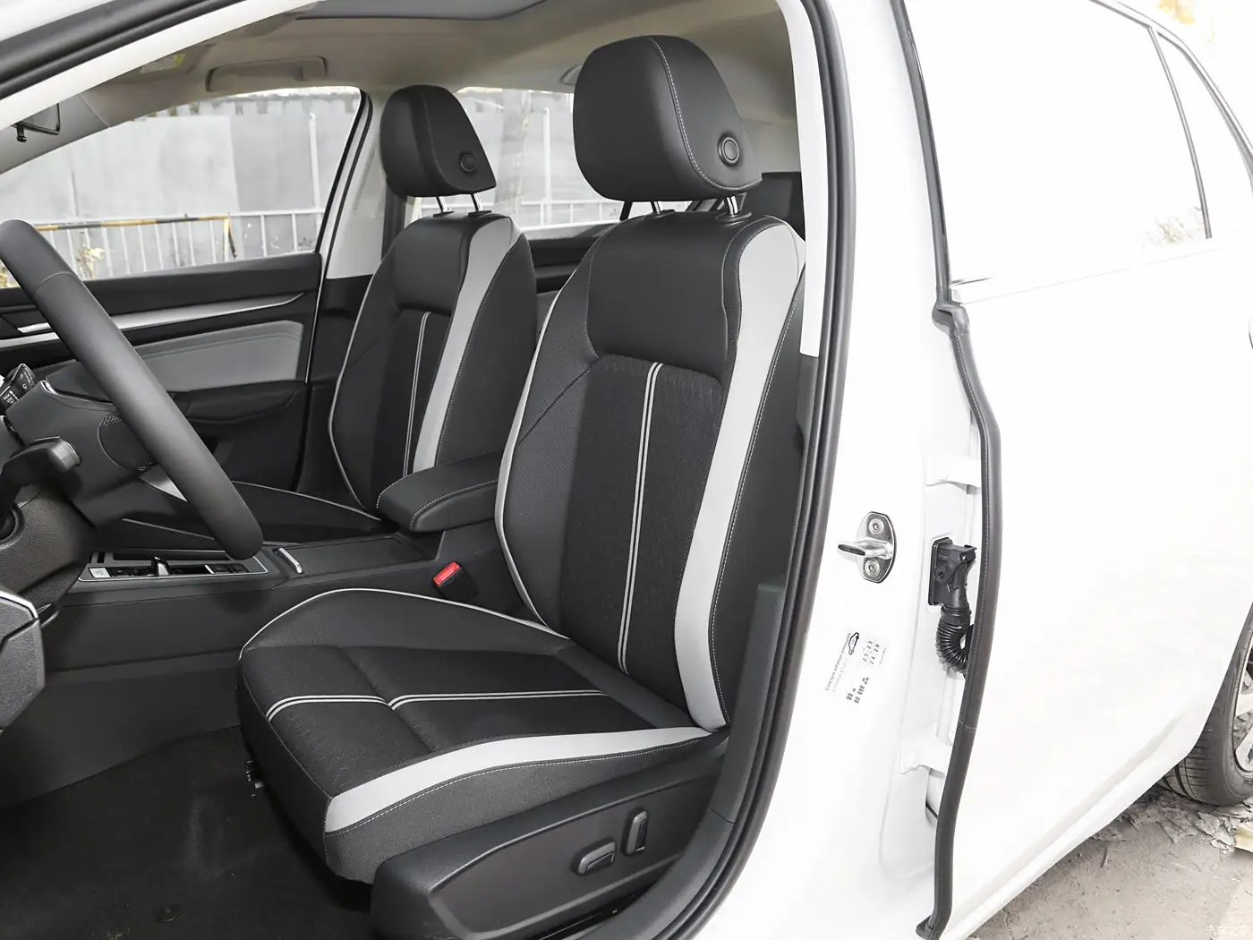 2025 Volkswagen Golf 300TSI R-Line