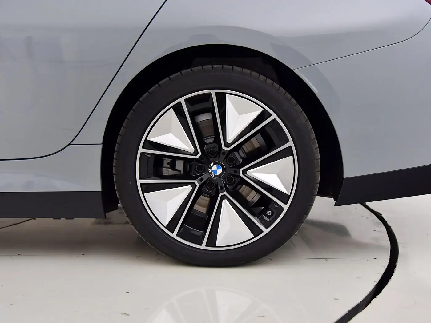 2025 BMW i3 eDrive 40 L Night Sports Package